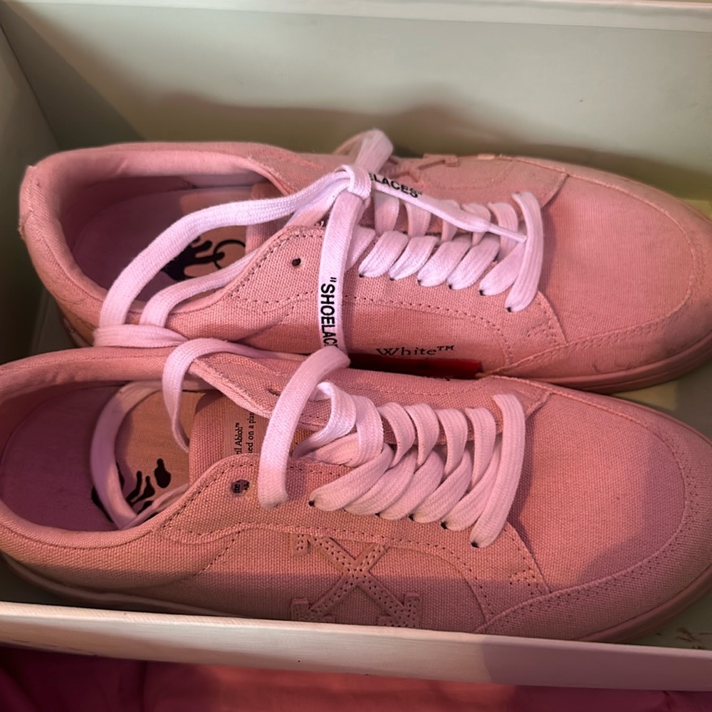 OFF WHITE PEACH LOWS.